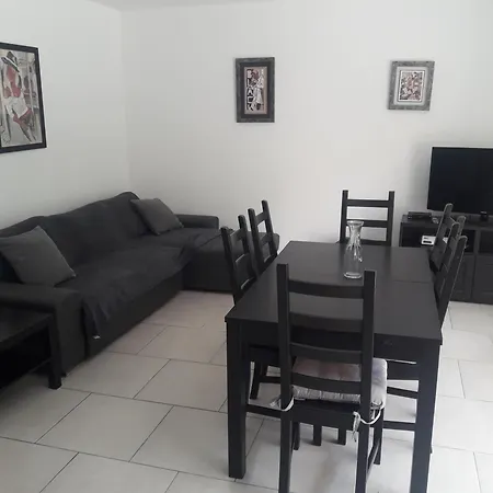 Apartment Briloc A 50m De La *